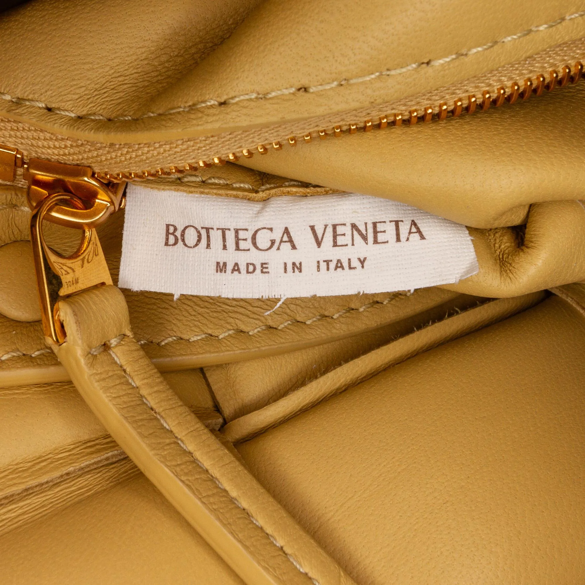 Bottega Veneta Padded Cassette Crossbody Bag (SHG-HsiosN)